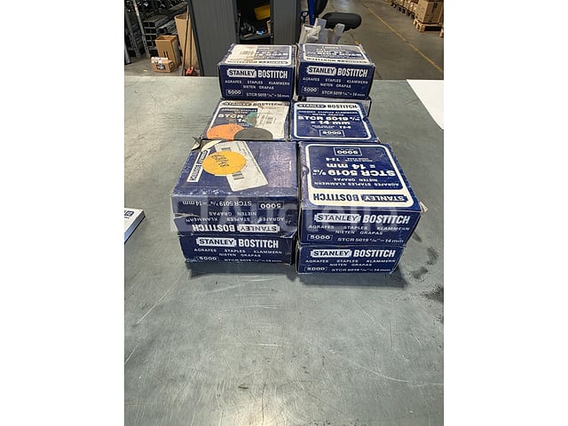 Set van 15 dozen Bostitch-nietjes en gegalvaniseerde spijkers – foto 2 – kavel bij Auctelia, La Louvière