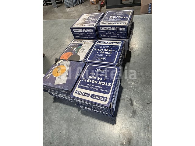 Set van 15 dozen Bostitch-nietjes en gegalvaniseerde spijkers – kavel bij Auctelia, La Louvière