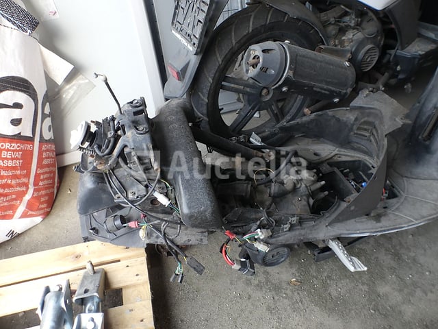 Set van 2 scooters (voor onderdelen) – foto 2 – kavel bij Auctelia, Anderlecht