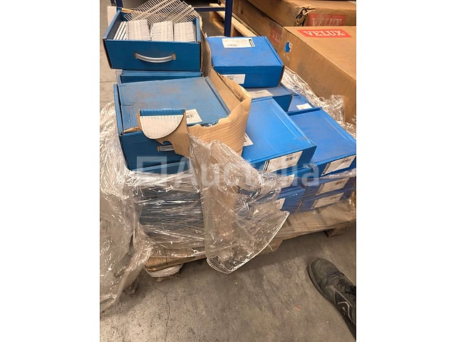 Set van 34 dozen spijkers voor een spijkermachine van 28° – foto 3 – kavel bij Auctelia, La Louvière