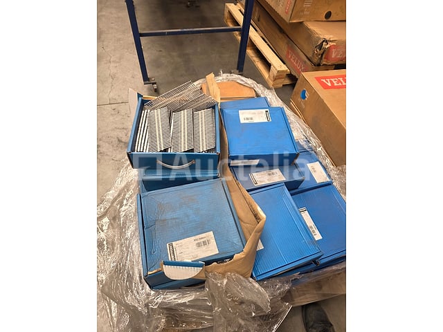 Set van 34 dozen spijkers voor een spijkermachine van 28° – foto 2 – kavel bij Auctelia, La Louvière
