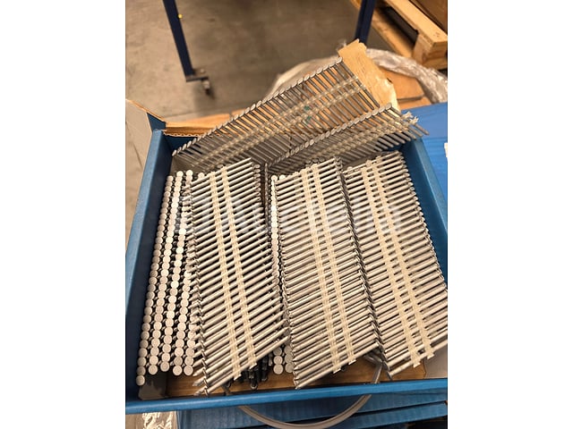 Set van 34 dozen spijkers voor een spijkermachine van 28° – kavel bij Auctelia, La Louvière