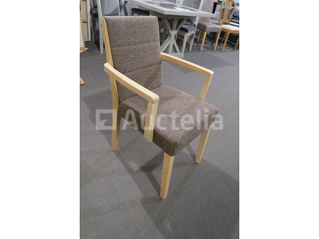Tafel met stoelen gedekt – foto 5 – kavel bij Auctelia, Mont-de-l'Enclus
