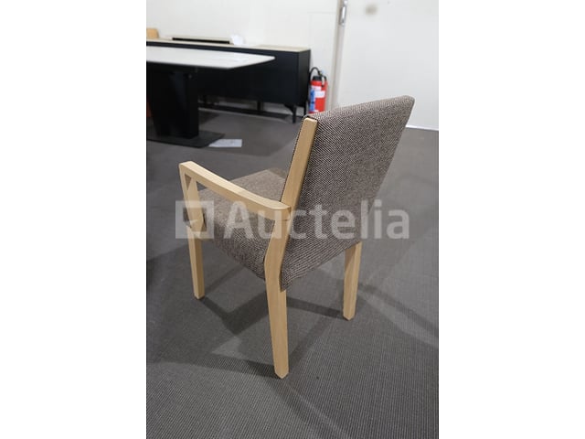 Tafel met stoelen gedekt – foto 8 – kavel bij Auctelia, Mont-de-l'Enclus