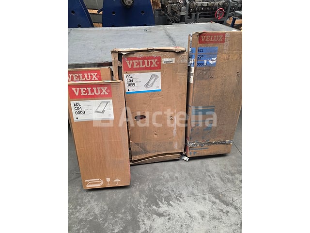 Velux C04 Pakket: Raam, handmatige luik en beslagen – 550 × 980 mm – kavel bij Auctelia, La Louvière