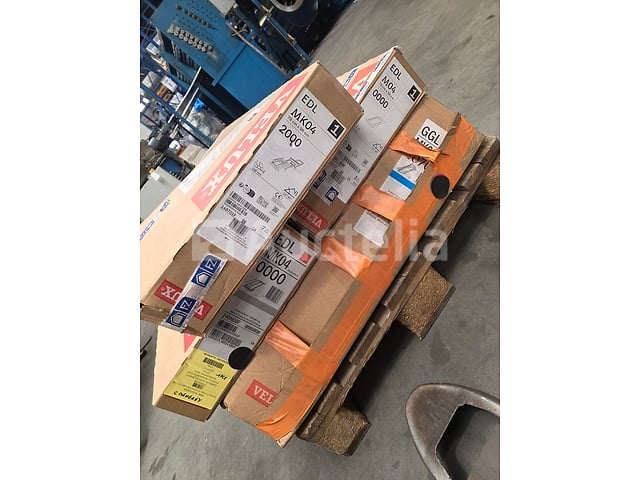Velux MK04 kit: GGL-raam en 2 EDL-armaturen – 780 × 980 mm – kavel bij Auctelia, La Louvière