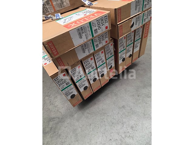 Velux UK04 set: 13 EDZ-koppelingen en 1 LPG-raam – 1340 × 980 mm – kavel bij Auctelia, La Louvière