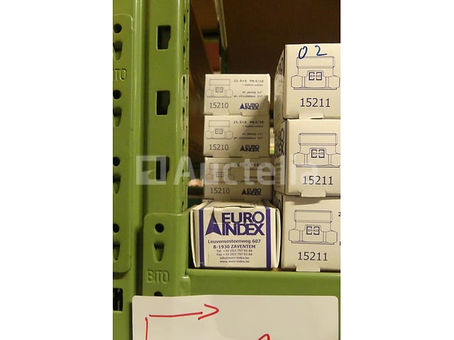 Verwarmingsaccessoireset (veiligheidsgroep, drukmeters, thermometers, doorstroomventiel) (+/- 40 pcs) – foto 2 – kavel bij Auctelia, Charleroi